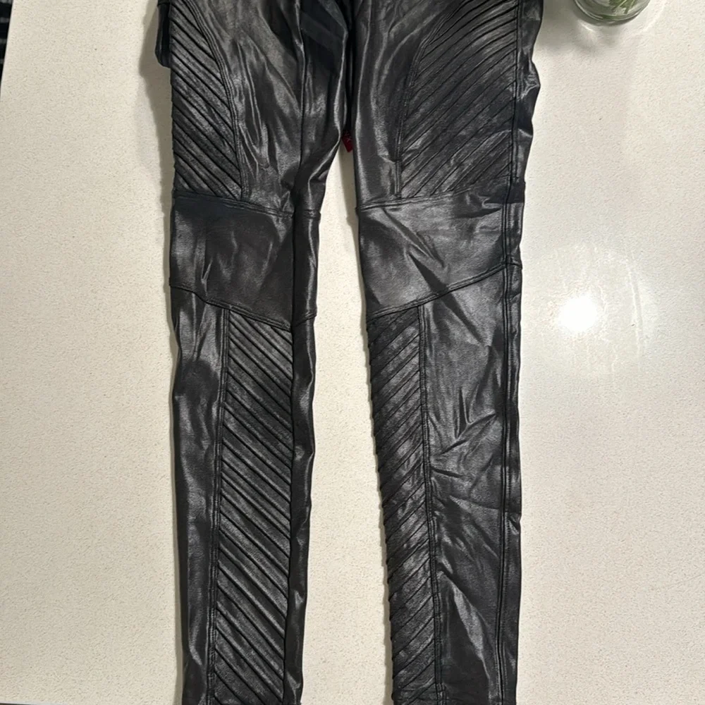 Spanx Faux Leather Moto Leggings Size M Shape wear Stretch Pull On Black - Picture 7 of 7